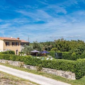 Prostrana kuća u Pazinu s velikim dvorištem i modernim dizajnom