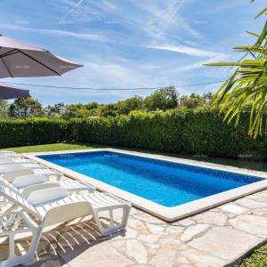 Prostrana kuća u Pazinu s velikim dvorištem i modernim dizajnom