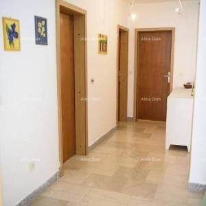 Prostrana kuća u Premanturi s pet spavaćih soba i vrtom, idealna za obitelj ili investiciju