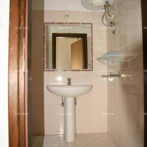 Prostrana kuća u Premanturi s pet spavaćih soba i vrtom, idealna za obitelj ili investiciju