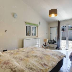 Prvi red do mora i plaže – kuća s bazenom i velikom okućnicom, Pješčana Uvala!