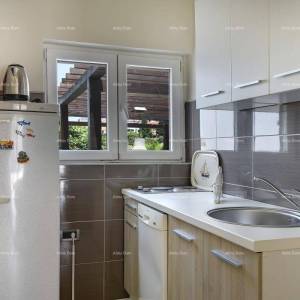 Prvi red do mora i plaže – kuća s bazenom i velikom okućnicom, Pješčana Uvala!