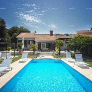 Prvi red do mora i plaže – kuća s bazenom i velikom okućnicom, Pješčana Uvala!