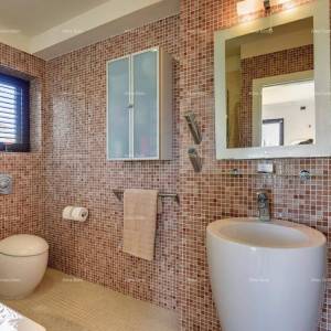 Prvi red do mora i plaže – kuća s bazenom i velikom okućnicom, Pješčana Uvala!