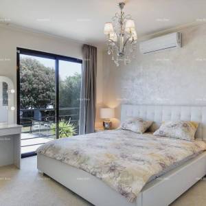 Prvi red do mora i plaže – kuća s bazenom i velikom okućnicom, Pješčana Uvala!