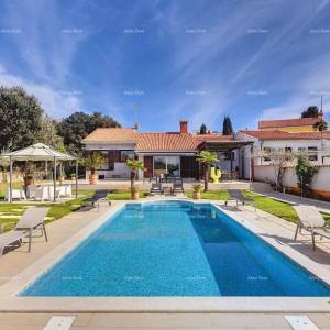 Prvi red do mora i plaže – kuća s bazenom i velikom okućnicom, Pješčana Uvala!