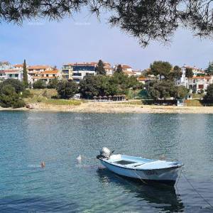 Prvi red do mora i plaže – kuća s bazenom i velikom okućnicom, Pješčana Uvala!