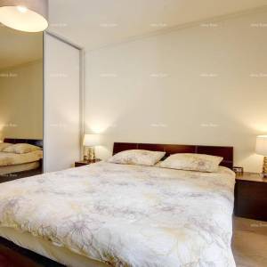 Prvi red do mora i plaže – kuća s bazenom i velikom okućnicom, Pješčana Uvala!