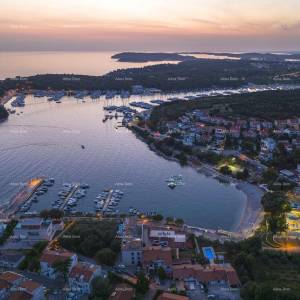 Prvi red do mora i plaže – kuća s bazenom i velikom okućnicom, Pješčana Uvala!