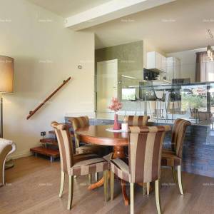 Prvi red do mora i plaže – kuća s bazenom i velikom okućnicom, Pješčana Uvala!