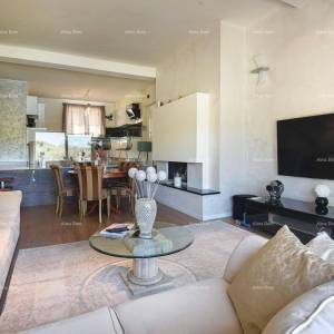 Prvi red do mora i plaže – kuća s bazenom i velikom okućnicom, Pješčana Uvala!