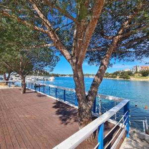 Prvi red do mora i plaže – kuća s bazenom i velikom okućnicom, Pješčana Uvala!