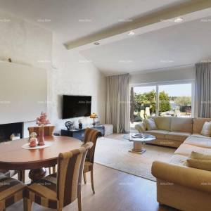 Prvi red do mora i plaže – kuća s bazenom i velikom okućnicom, Pješčana Uvala!