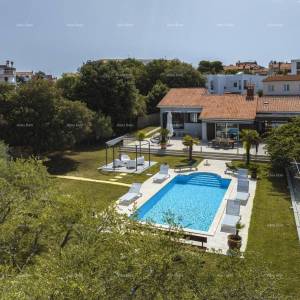 Prvi red do mora i plaže – kuća s bazenom i velikom okućnicom, Pješčana Uvala!