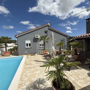 Pula, 2 kuće sa bazenom, 2 km od plaže, 3 km od centra Pule! 