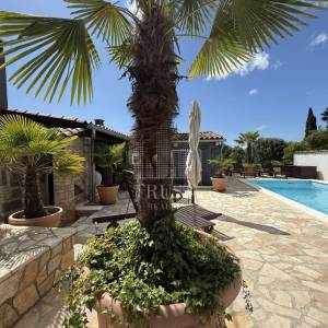 Pula, 2 kuće sa bazenom, 2 km od plaže, 3 km od centra Pule! 