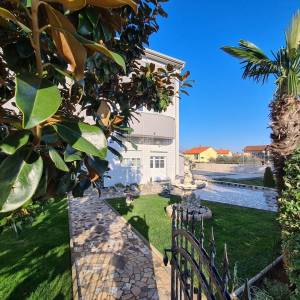 Pula, 5 apartmana i bazen, uređeno