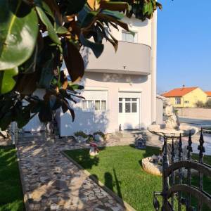 Pula, 5 apartmana i bazen, uređeno