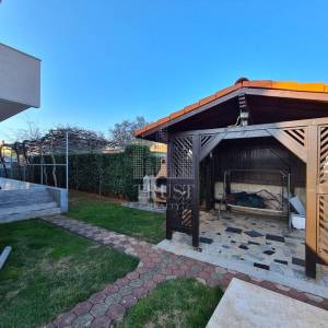 Pula, 5 apartmana i bazen, uređeno