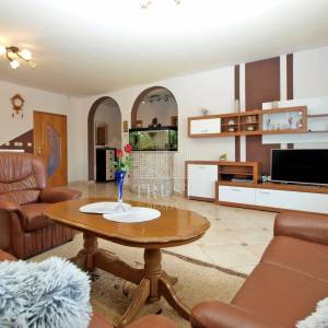 Pula, 5 apartmana i bazen, uređeno