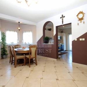 Pula, 5 apartmana i bazen, uređeno