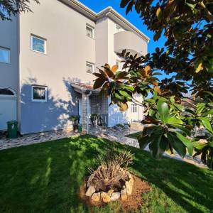 Pula, 5 apartmana i bazen, uređeno