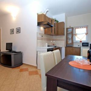 Pula, 5 apartmana i bazen, uređeno