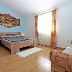 Pula, 5 apartmana i bazen, uređeno