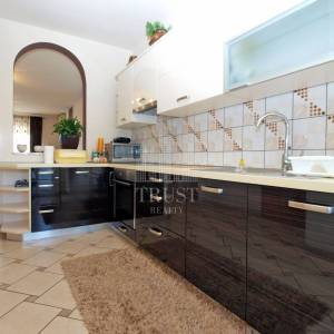 Pula, 5 apartmana i bazen, uređeno