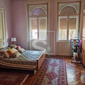 Pula, cijela etaža u povijesnoj vili, 160m2, s garažom i okućnicom