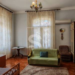 Pula, cijela etaža u povijesnoj vili, 160m2, s garažom i okućnicom