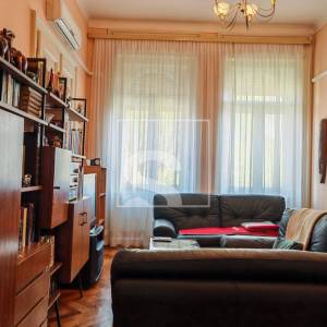 Pula, cijela etaža u povijesnoj vili, 160m2, s garažom i okućnicom