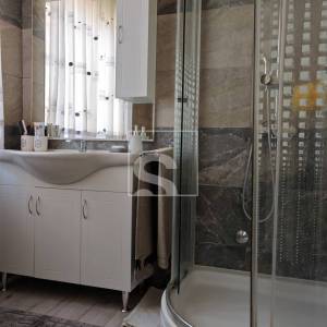 Pula, cijela etaža u povijesnoj vili, 160m2, s garažom i okućnicom