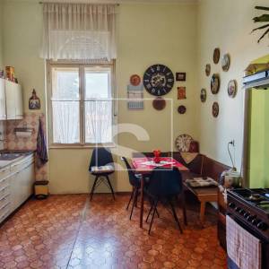 Pula, cijela etaža u povijesnoj vili, 160m2, s garažom i okućnicom