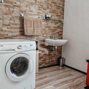 Pula, cijela etaža u povijesnoj vili, 160m2, s garažom i okućnicom