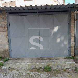 Pula, cijela etaža u povijesnoj vili, 160m2, s garažom i okućnicom