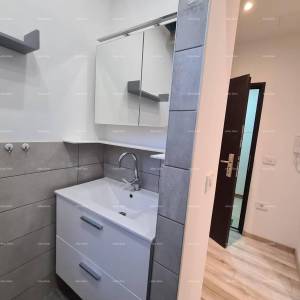 Pula – renoviran dvosobni stan u centru, 72,83 m². Stan se nalazi na glavnoj  tržnici.