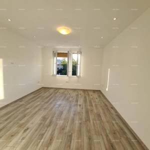 Pula – renoviran dvosobni stan u centru, 72,83 m². Stan se nalazi na glavnoj  tržnici.