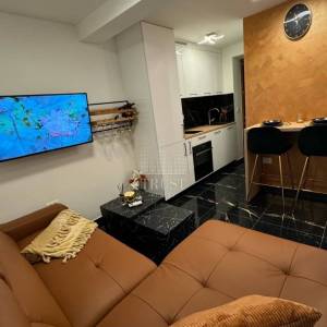 PULA – STROGI CENTAR | LUKSUZNO UREĐEN JEDNOSOBNI STAN S TERASOM | 28 m²