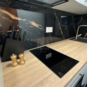 PULA – STROGI CENTAR | LUKSUZNO UREĐEN JEDNOSOBNI STAN S TERASOM | 28 m²