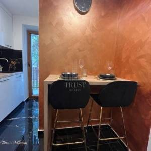 PULA – STROGI CENTAR | LUKSUZNO UREĐEN JEDNOSOBNI STAN S TERASOM | 28 m²