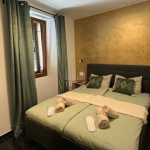 PULA – STROGI CENTAR | LUKSUZNO UREĐEN JEDNOSOBNI STAN S TERASOM | 28 m²