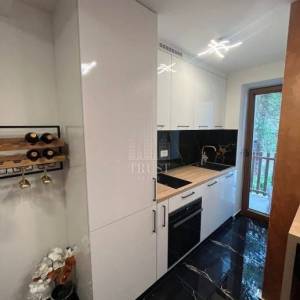 PULA – STROGI CENTAR | LUKSUZNO UREĐEN JEDNOSOBNI STAN S TERASOM | 28 m²