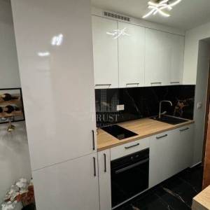 PULA – STROGI CENTAR | LUKSUZNO UREĐEN JEDNOSOBNI STAN S TERASOM | 28 m²