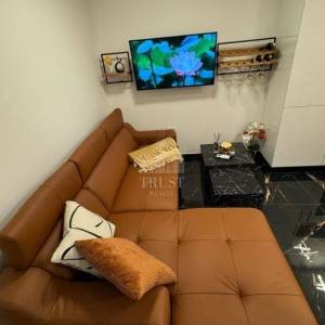 PULA – STROGI CENTAR | LUKSUZNO UREĐEN JEDNOSOBNI STAN S TERASOM | 28 m²