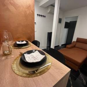 PULA – STROGI CENTAR | LUKSUZNO UREĐEN JEDNOSOBNI STAN S TERASOM | 28 m²