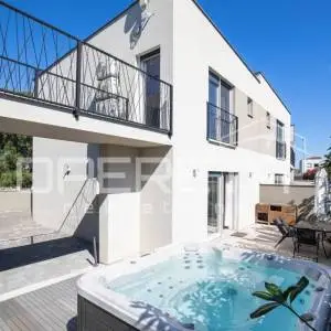 PULA, VALDEBEK – SMART-HOME villa s jacuzzijem na top lokaciji!