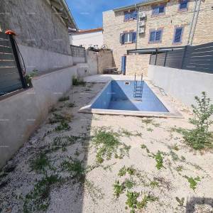 Renovirana kamena kuća s bazenom – mirno selo blizu Svetvinčenta