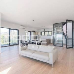 Rijeka – Bivio: Ekskluzivni penthouse s krovnom terasom, privatnim bazenom i pan