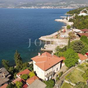 Rijeka, Kantrida, stan i garsonijera u kući na samoj morskoj obali, vlastiti izlaz na more